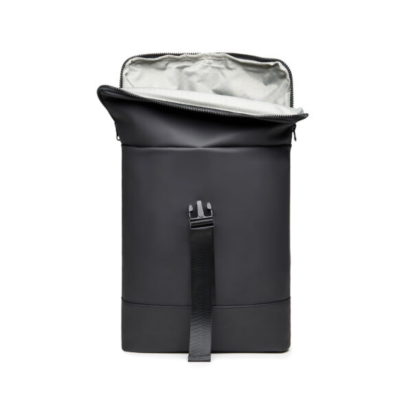 svartur bakpoki opinn